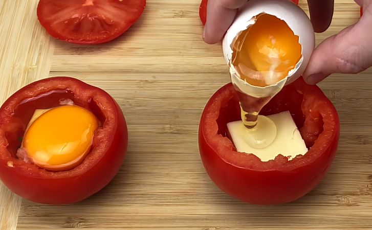 Делаем яичницу прямо в помидоре. Теперь это не просто блюдо из яйца, а изысканная закуска на стол