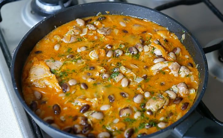 Тушеная курица покоряет с первого укуса. Томим с луковой поджаркой и фасолью