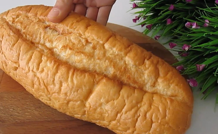 Черствый батон не выбрасываем, а используем как тесто: за 15 минут превратили старый хлеб в настоящий пирог