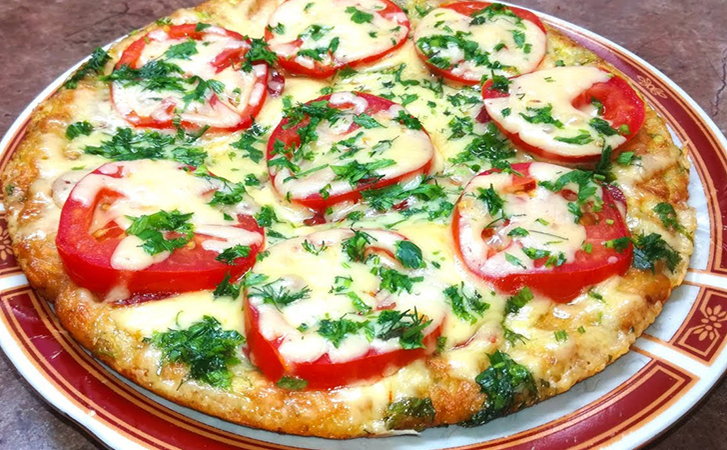 Пицца на сковороде без грамма теста: берем вместо него кабачки и добавляем любую начинку