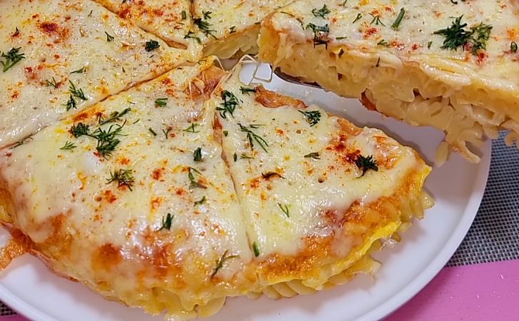 Соединяем макароны, сыр и яйца. За считанные минуты получили ленивый сырный пирог