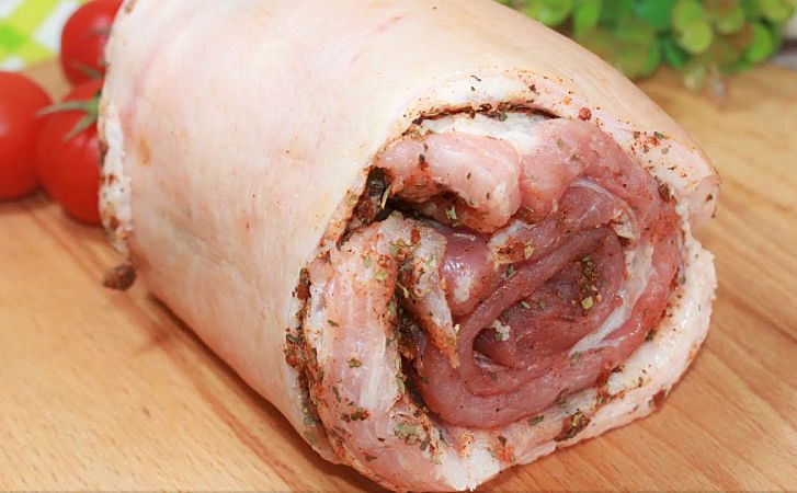 Рулет из свинины в рукаве: делать легко, заменяет колбасу на неделю