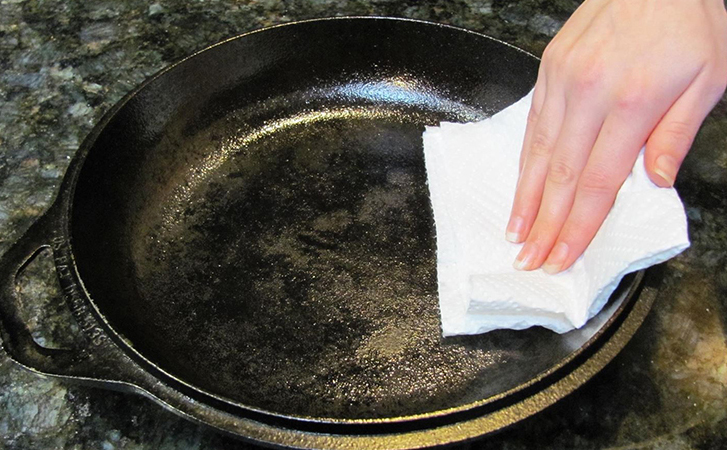 Прокаливаем чугунную сковороду солью, чтобы ничего не пригорало. Рабочий способ из советского журнала