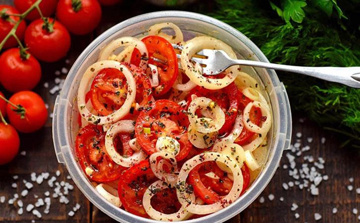 Салат из томатов и лука заменил салат: секрет успеха рецепта в особом маринаде