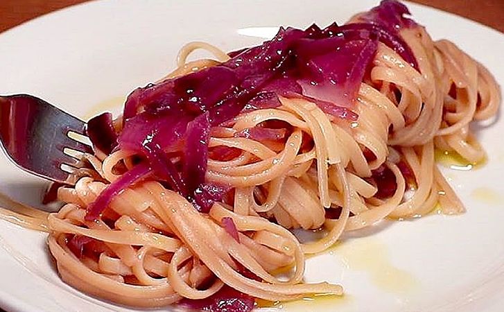 Берем 2 красные луковицы, немного макарон и превращаем в потрясающий итальянский ужин. Паста разлетается даже без мяса