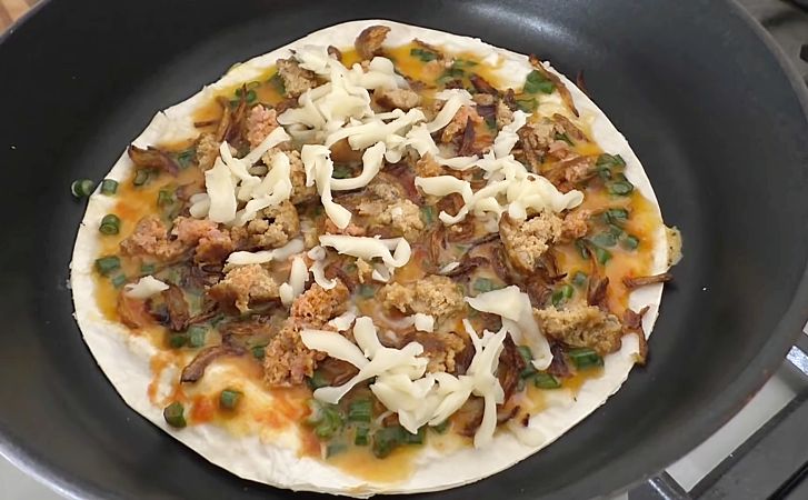 Пицца-пятиминутка из лаваша. Настолько быстро, что можно делать даже на замену яичнице