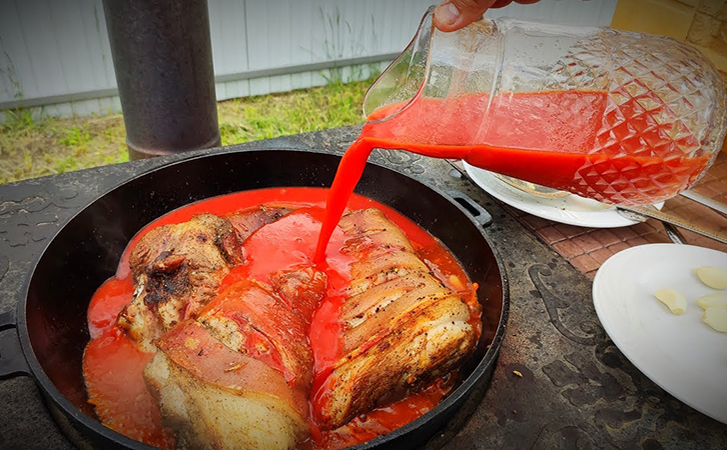 Выливаем в кастрюлю томатный сок и кладем в него мясо. Даже если было жестковатым, будет нежным как мед