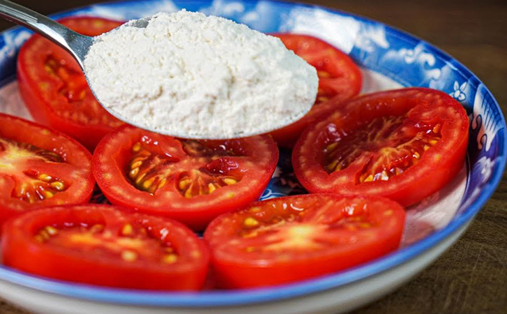 Добавляем к помидорам муку и жарим словно котлеты: мяса внутри нет, но разбирают за секунды
