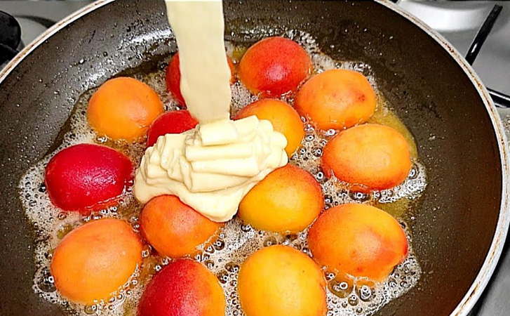 Пирог из персиков за 15 минут: заливаем фрукты тестом и жарим на сковороде. Без духовки