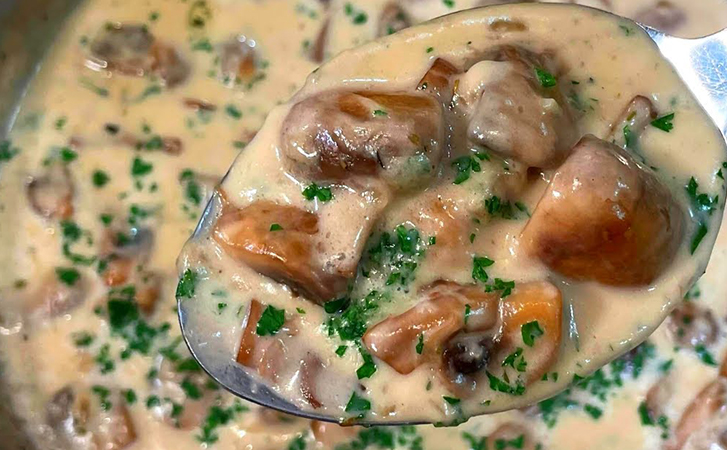 Превратили 450 граммов грибов в сливочный соус-выручалочку: если добавить ложку к любому блюду, будет ресторанный вкус