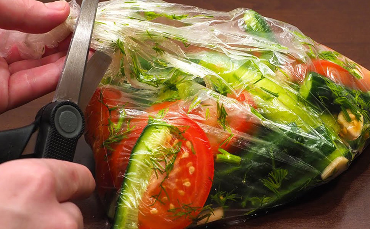 Маринуем салат в пакете: после 2 часов в холодильнике овощи становятся деликатесом
