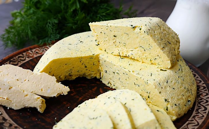 Домашний сыр за 15 минут на кухне. В основе 2 литра магазинного молока и 500 гр сметаны