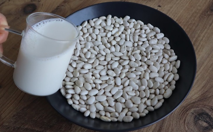 Смешали блендером фасоль с молоком. Так в Турции делают основу для закусок: используется вместо теста