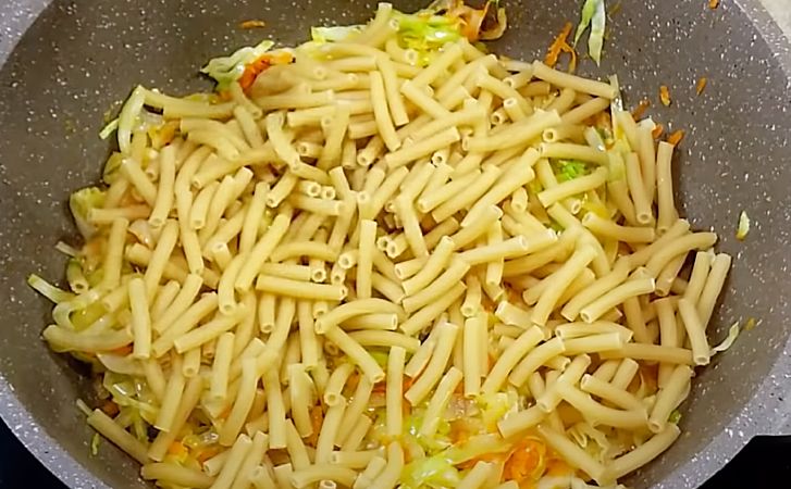 Макароны с капустой на одной сковороде. Без варки и можно подавать даже основным блюдом