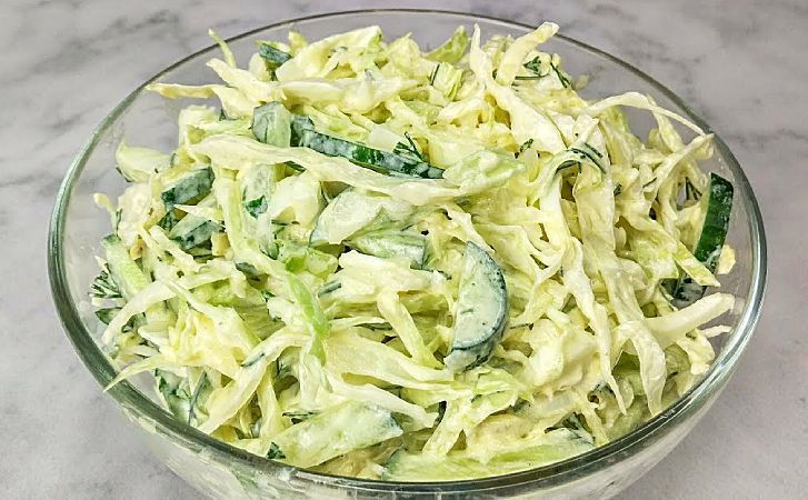 Смешиваем обычную капусту и огурцы, но салат звучит как новый. Тонкость блюда в заправке с добавлением горчицы
