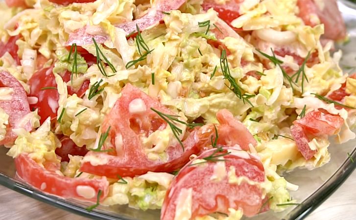 Моментальный салат из помидоров и капусты: готовится в два счета, а не надоедает неделями