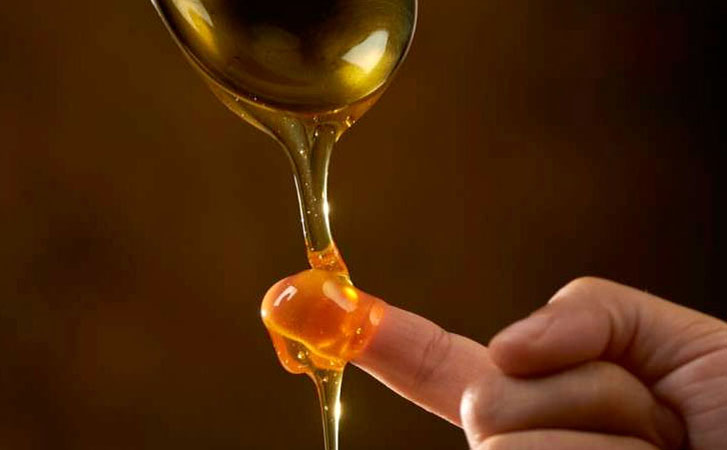 Отличаем настоящий мед от поддельного за минуту: достаточно нанести его на руку и немного подождать