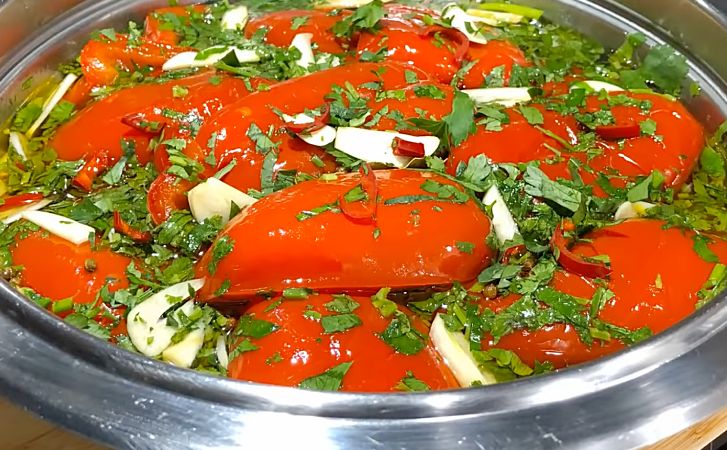 Закуска к шашлыку из болгарского перца. Лучше делать сразу много, потому что обычно ее съедают быстрее мяса