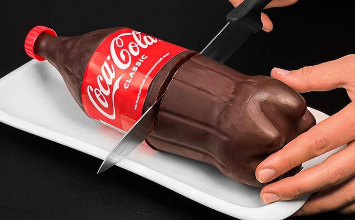 Торт Кока-Кола: на вид как бутылка газировки, но на самом деле он словно сплошной шоколадный крем