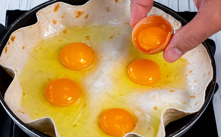Разбиваем яйца прямо в лаваш и завтрак почти готов: этой яичницы хватит до ужина