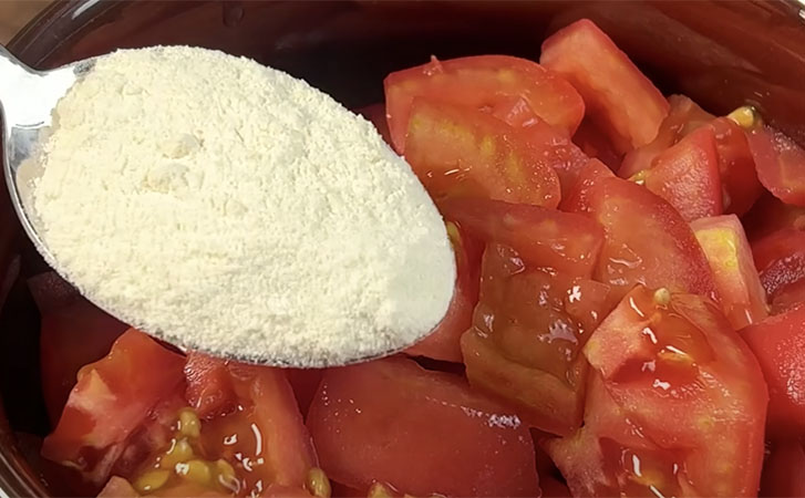 Смешали с мукой 3 помидора и добавляем их в суп: похлебка стала гуще в несколько раз, хотя мяса взяли совсем немного