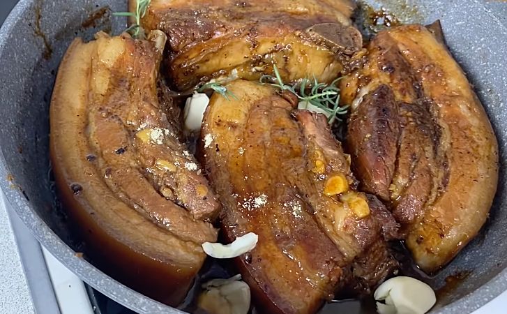 Дешевое мясо становится нежным, как дорогая вырезка, после двух часов готовки. Подсмотрели на кухне ресторана