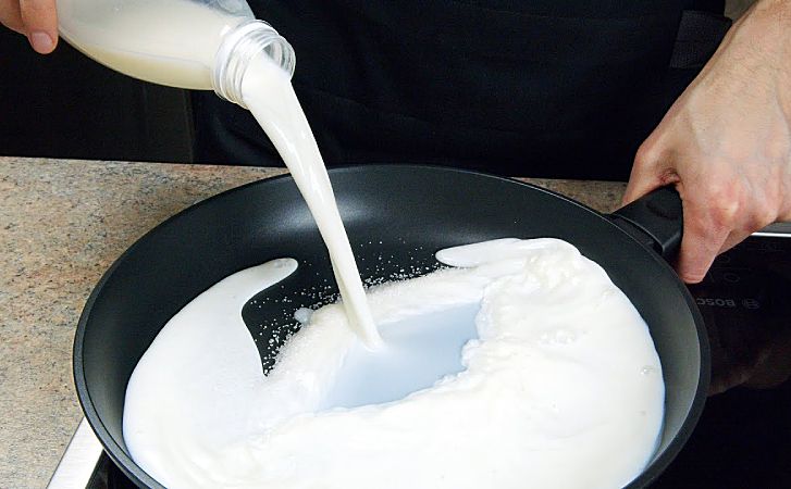Выливаем молоко на сковороду и через 10 минут ириски готовы. Осталось лишь охладить и порезать на конфеты