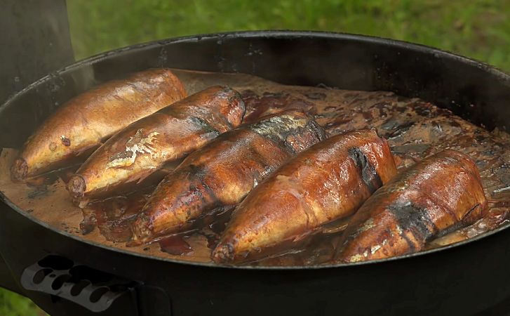 Всего за час бюджетная скумбрия стала нежной и сочной. Горячее копчение своими руками