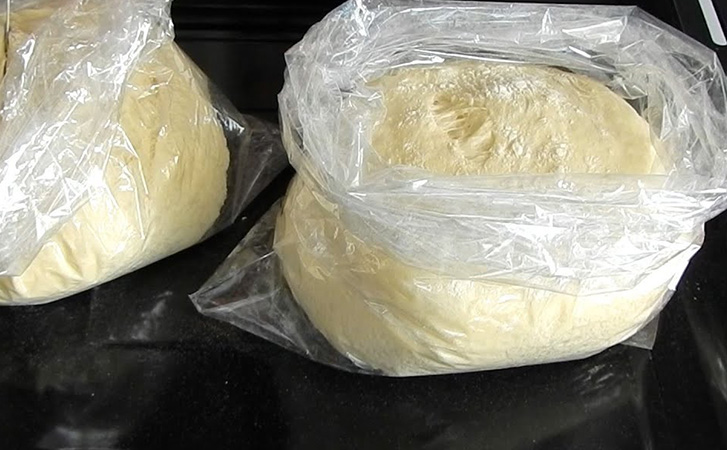 Замешиваем тесто в пакете и запекаем прямо в нем: деревенский хлеб без хлопот и всегда с корочкой