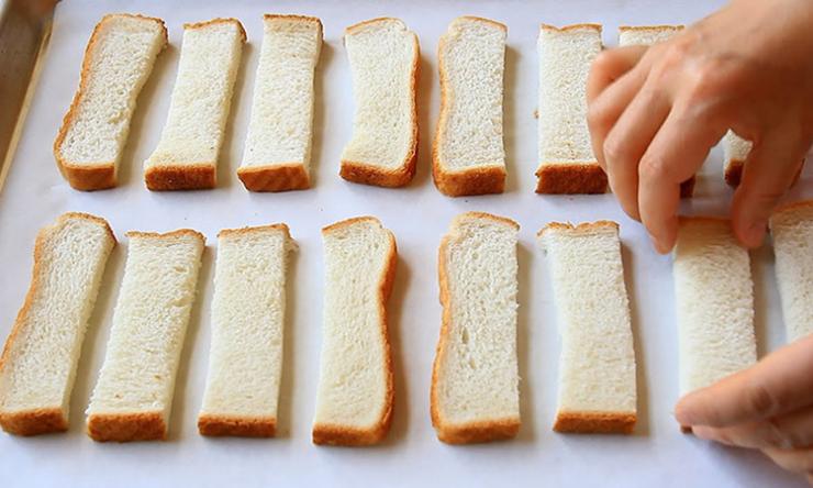 Соединяем хлеб с ложкой меда и ставим в духовку. Теперь вместо чипсов дети просят только его