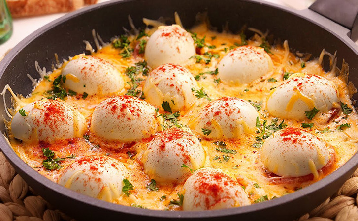 Делаем яичницу не из сырых, а из вареных яиц: кладем прямо поверх овощей. Теперь ее можно есть вместо гарнира на ужин