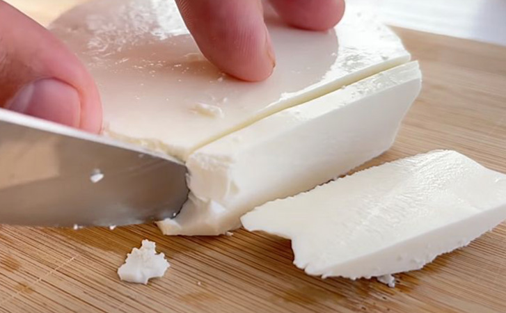 Берем магазинное молоко, уксус, соль и превращаем в сербский сыр. Варится ровно 2 минуты