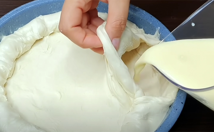 Делаем пирог, а потом аккуратно заливаем молоко прямо внутрь. Получается настолько сочный, словно у нас тесто из крема