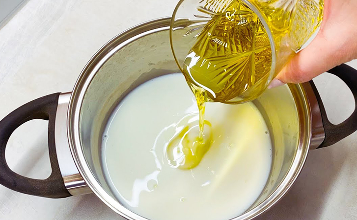 Вливаем к молоку оливковое масло: через 1 минуту у нас на столе натуральный домашний майонез