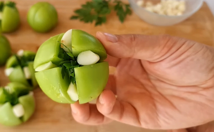 Маринуем осенние, но еще зеленые помидоры. Зимой обретут не только вкус, но и бочковой хруст