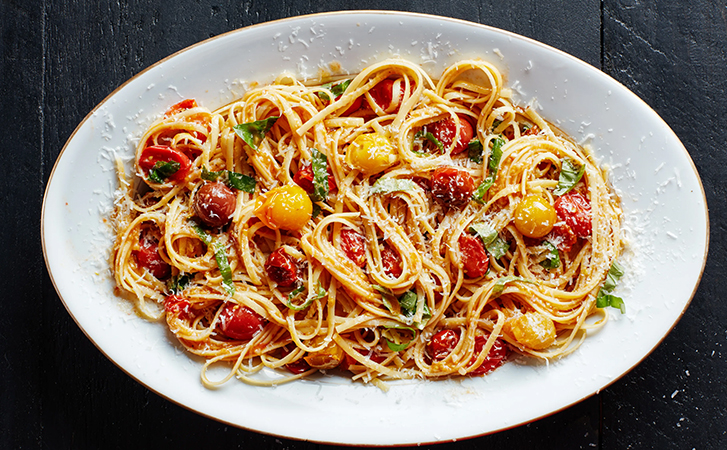 Макароны, масло и помидоры. Простейшие ингредиенты, но если их правильно смешать, будет как в итальянском ресторане