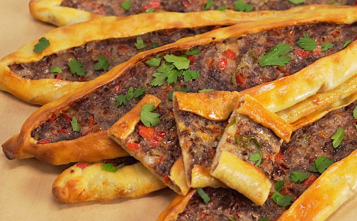 Берем лист теста, фарш и получаем шикарный мясной перекус. Турецкий рецепт