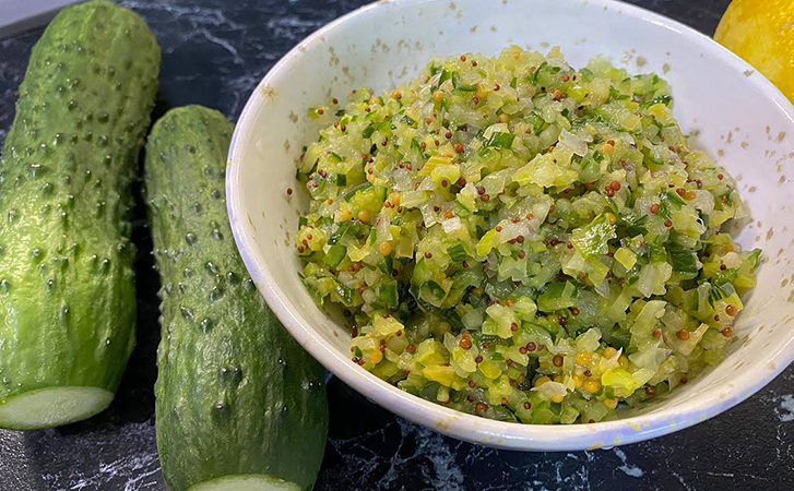 Превращаем обычные огурцы в соус к любому мясу. Смешиваем и луком и добавляем горчицу