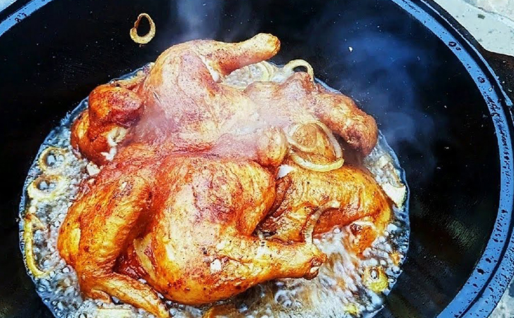 Берем казан и жарим курицу прямо внутри без всякой сковороды. Получается настолько вкусно, что даже косточки хрустят
