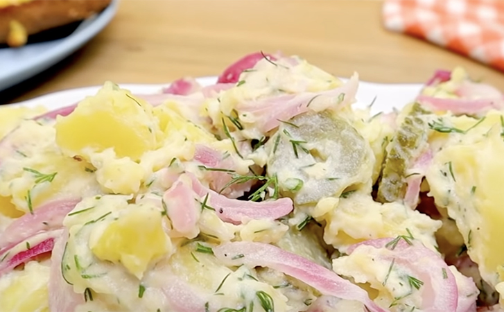 Картошка, лук и соленые огурцы. Если их соединить в салат, то за минуты получится блюдо вкуснее Оливье. Пробуем