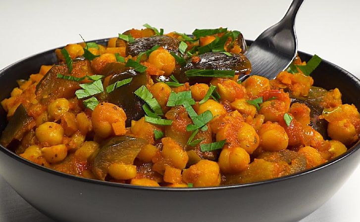 Баклажаны и нут. Сытное блюдо из Греции: вкусно и очень бюджетно