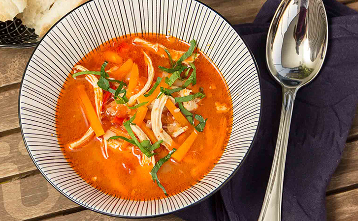 Варим куриный суп, но не диетический, а насыщеннее солянки. Хитрый рецепт подсмотрели в Турции