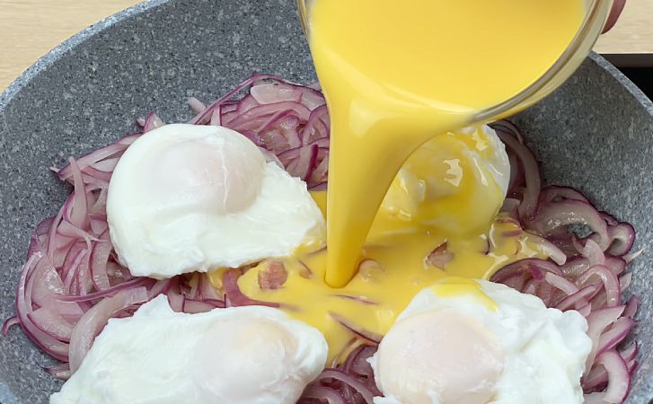 Жарим яйца поверх лука. От горечи не остается и следа, а вкус такой что все просят повторить