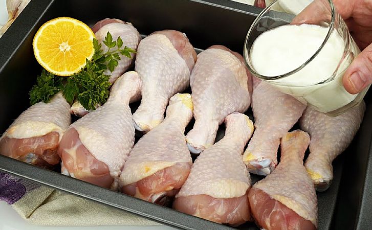 Куриные ножки считаются бюджетным мясом. Но если добавить йогурт, получается царское блюдо