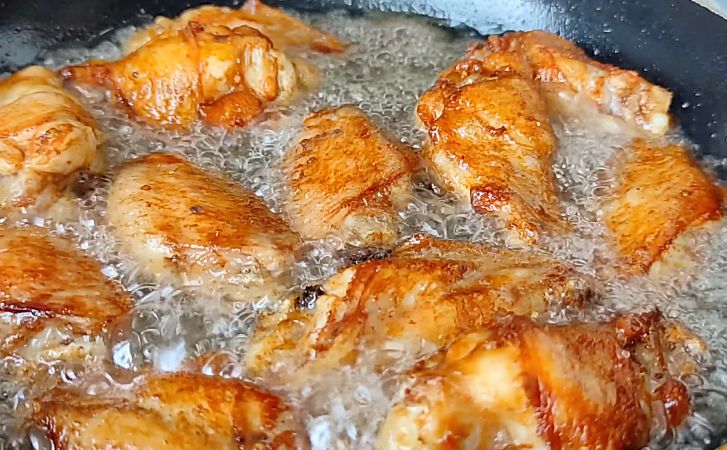 Картошка с курицей по узбекскому рецепту. Жарится в масла и даже косточки потом хрустят