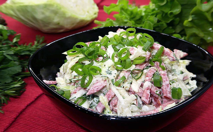 Минутный салат из колбасы и капусты. Продукты самые простые, но это сочетание не надоедает неделями
