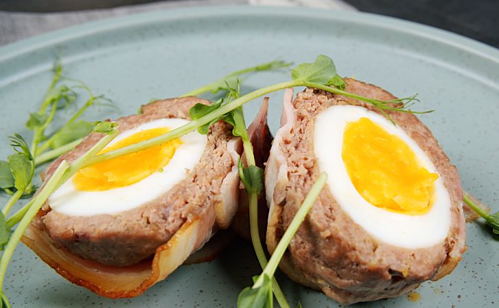 Готовим яйца по рецепту из Шотландии: вместо жарки запекаем. Теперь они могут заменить котлеты во время ужина