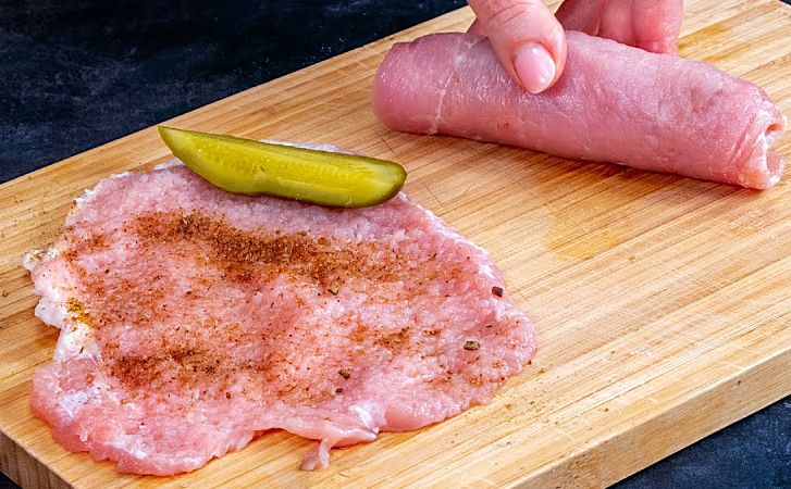 Мясо в духовке больше не солим, а готовим с солеными огурцами. Даже тонкие куски остаются сочными