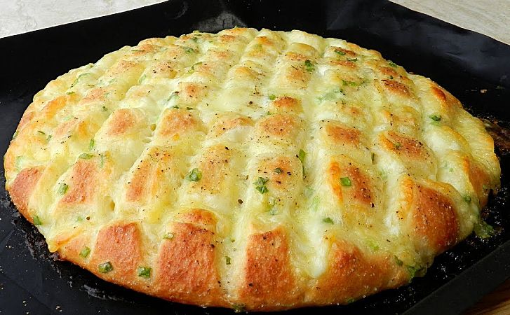 Домашний хлеб с сыром и чесноком. Берем 250 граммов муки, а через 25 минут у нас на столе блюдо всем пекарням на зависть