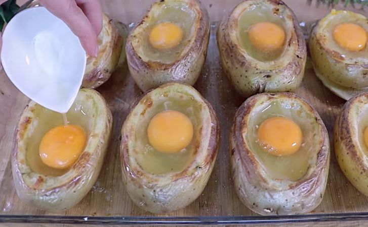 Запекаем яйцо внутри половины картофелины. Одно дополнение и картошка перестает быть скучным гарниром